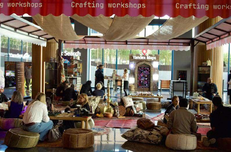Участники мастер-класса Yandex Cup в зоне Crafting Workshops